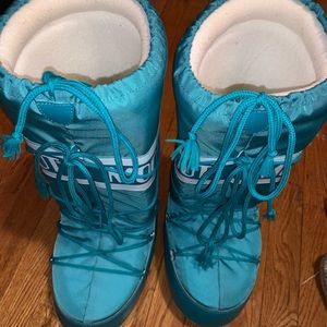 Moon boots only worn once!